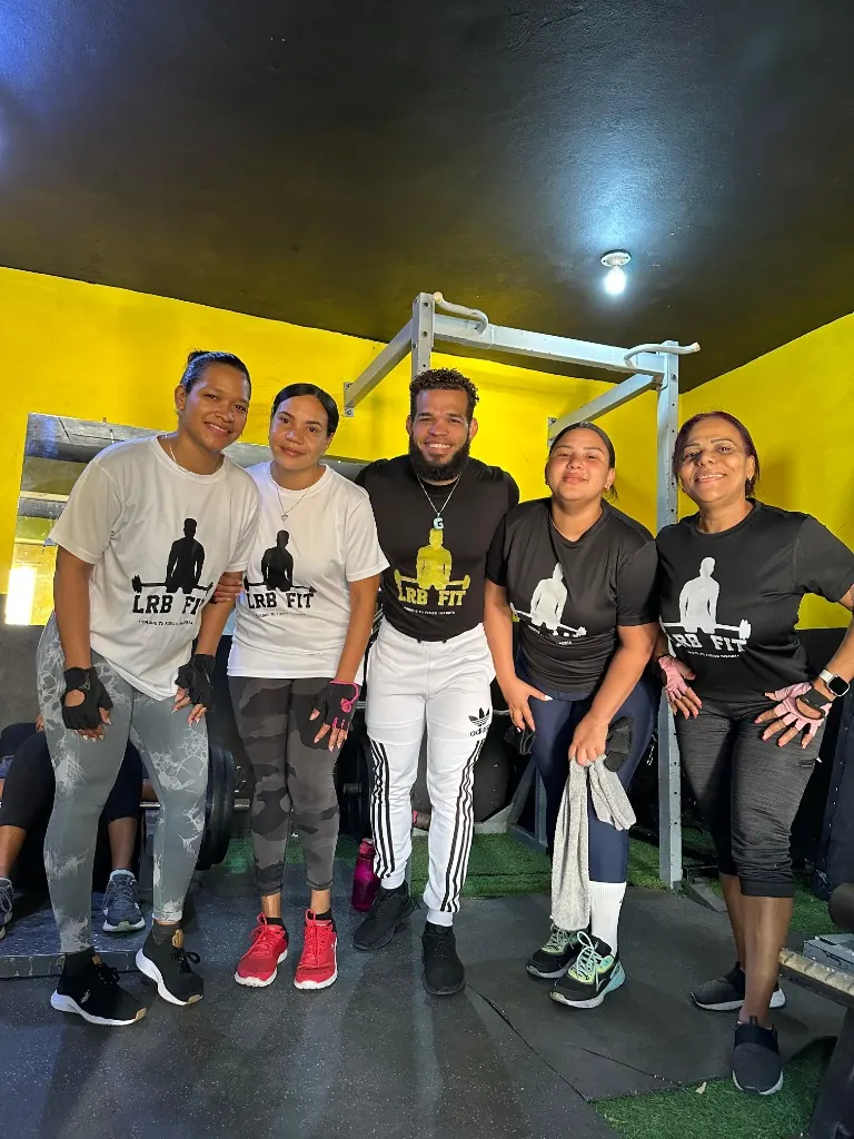 Comunidad entrenando en pesas